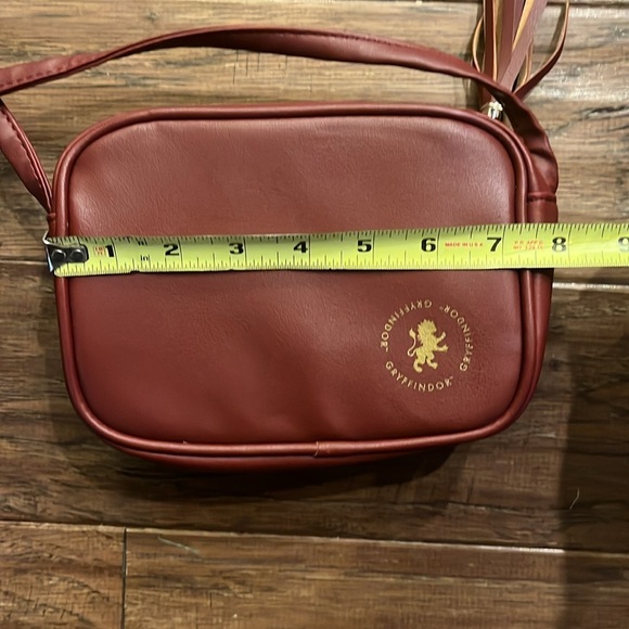 Harry Potter Marion Hogwarts Gryffindor Crossbody Purse - Picture 8 of 10